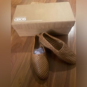 New In Box Men’s ASOS DESIGN loafers in tan woven leather.